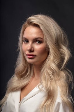 Kamerada poz veren sarışın kadın model. 