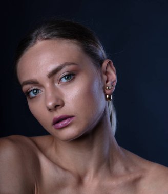 Çekici genç kadın kamerada poz veriyor. 