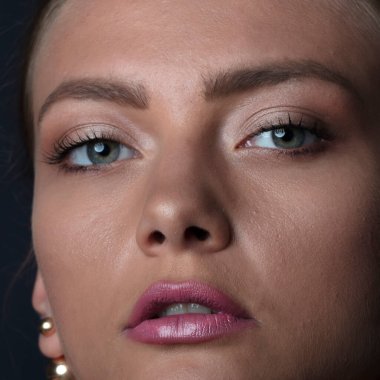 Çekici genç kadın kamerada poz veriyor. 