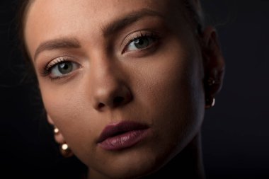 Çekici genç kadın kamerada poz veriyor. 