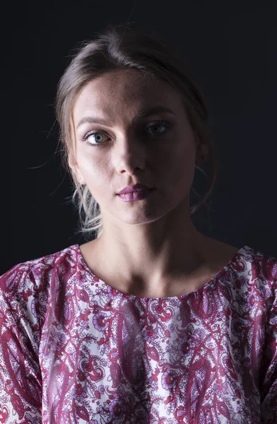 Attraktiv Ung Kvinna Poserar Framför Kameran — Stockfoto