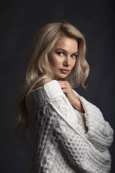 Blont Hår Kvinnlig Modell Poserar Kameran Stockbild