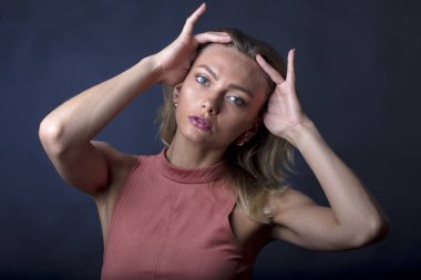 Çekici genç kadın kamerada poz veriyor. 