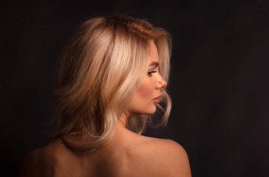 Kamerada poz veren sarışın kadın model. 