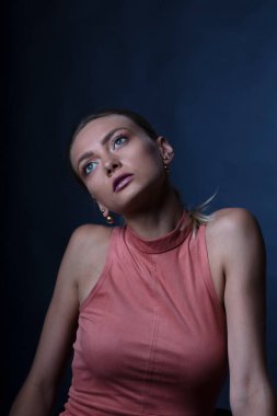 Çekici genç kadın kamerada poz veriyor. 