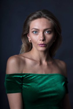 Çekici genç kadın kamerada poz veriyor. 