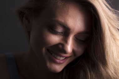 Çekici genç kadın kamerada poz veriyor. 