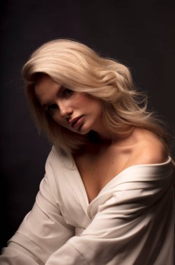 Kamerada poz veren sarışın kadın model. 