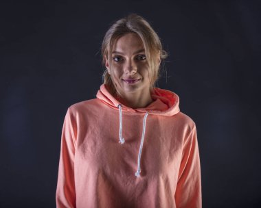 Kamerada poz veren muhteşem bir kadın model. 