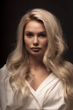 Kamerada poz veren sarışın kadın model. 