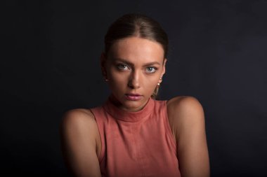 Kamerada poz veren muhteşem bir kadın model. 