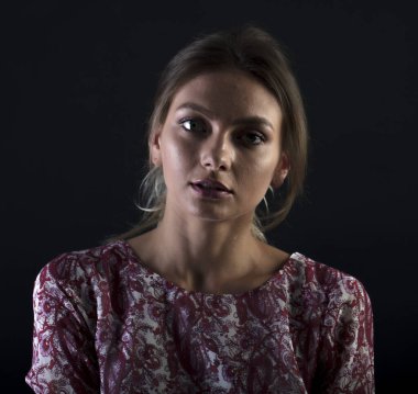 Kamerada poz veren muhteşem bir kadın model. 