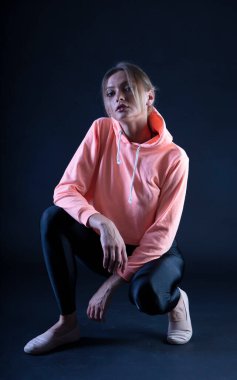 Kamerada poz veren muhteşem bir kadın model. 