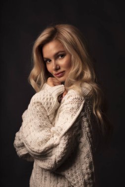 Kamerada poz veren sarışın kadın model. 