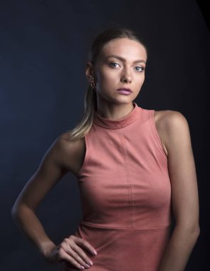 Kamerada poz veren muhteşem bir kadın model. 