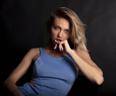 Kamerada poz veren muhteşem bir kadın model. 