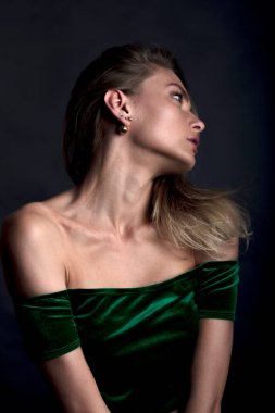 Kamerada poz veren muhteşem bir kadın model. 