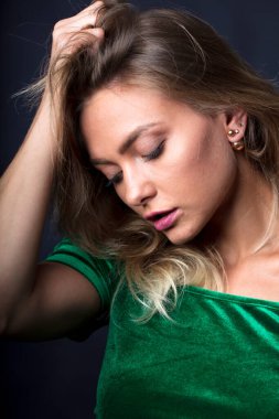 Kamerada poz veren muhteşem bir kadın model. 