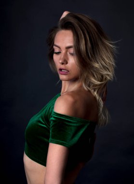 Kamerada poz veren muhteşem bir kadın model. 