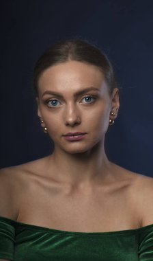 Güzel beyaz kadın poz veriyor.