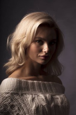 Kamerada poz veren sarışın kadın model. 