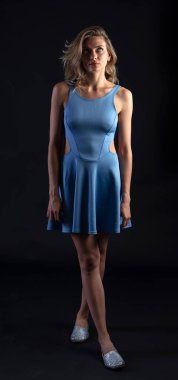 Güzel beyaz kadın poz veriyor.