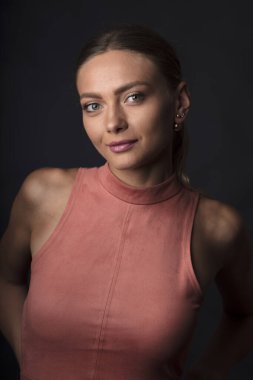 Güzel beyaz kadın poz veriyor.