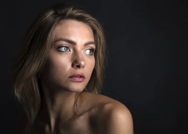 Attraente Giovane Donna Posa Sulla Macchina Fotografica — Foto Stock