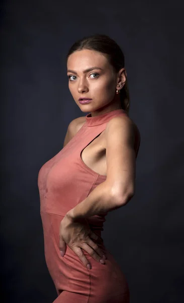 Attraktiv Ung Kvinna Poserar Framför Kameran — Stockfoto