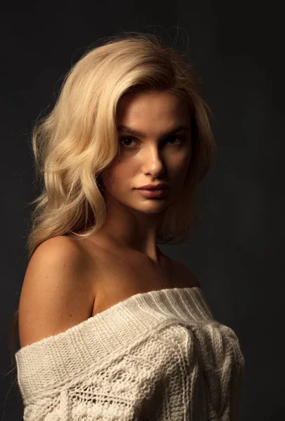 Kamerada poz veren sarışın kadın model. 