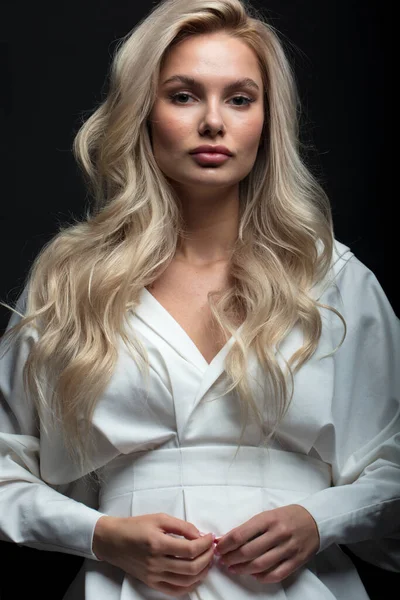 Blondýny Vlasy Žena Model Pózování Kameru — Stock fotografie