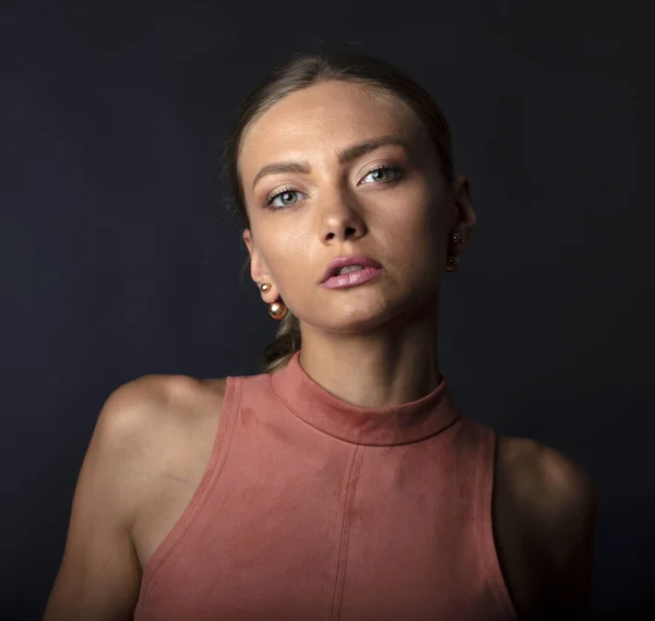 Attraente Giovane Donna Posa Sulla Macchina Fotografica — Foto Stock