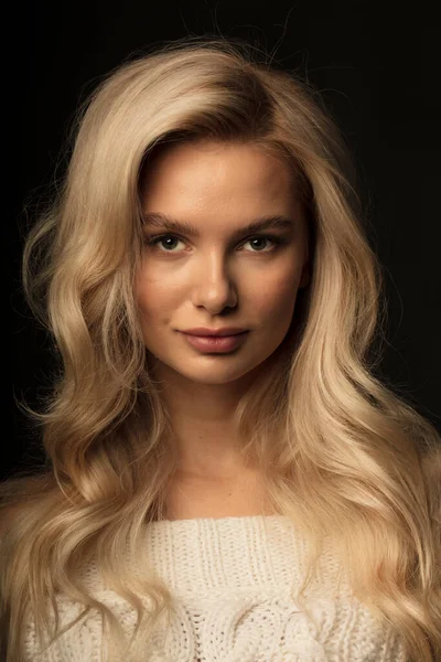Blond Włosy Kobieta Model Pozowanie Przed Kamerą — Zdjęcie stockowe
