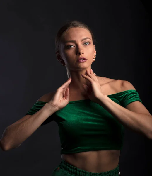 Modelo Feminino Lindo Posando Câmera — Fotografia de Stock