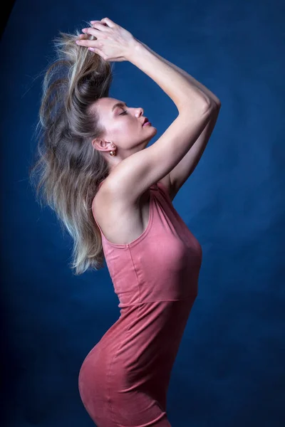 Prachtig Vrouwelijk Model Poseren Camera — Stockfoto