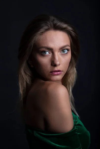 Underbar Kvinnlig Modell Poserar Kameran — Stockfoto