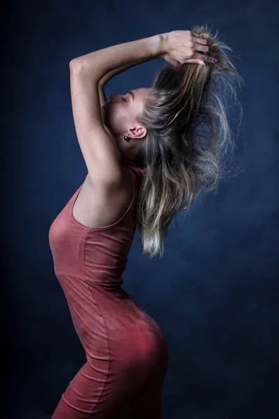 Hermosa Modelo Femenina Posando Cámara —  Fotos de Stock