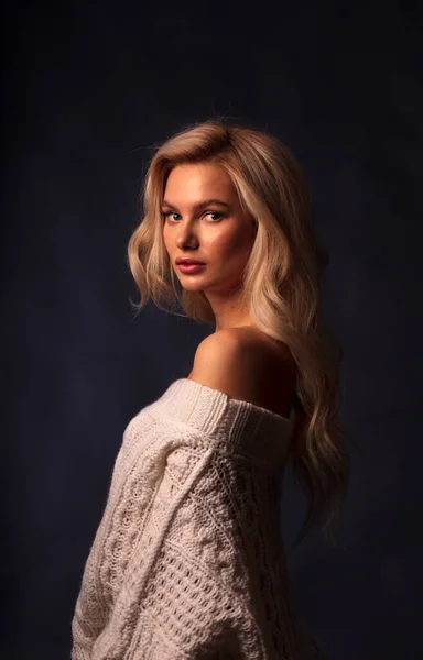 Kamerada poz veren sarışın kadın model. 