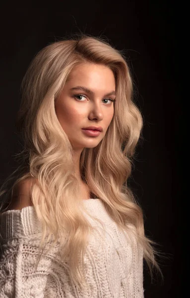 Bionda Capelli Modello Femminile Posa Sulla Macchina Fotografica — Foto Stock