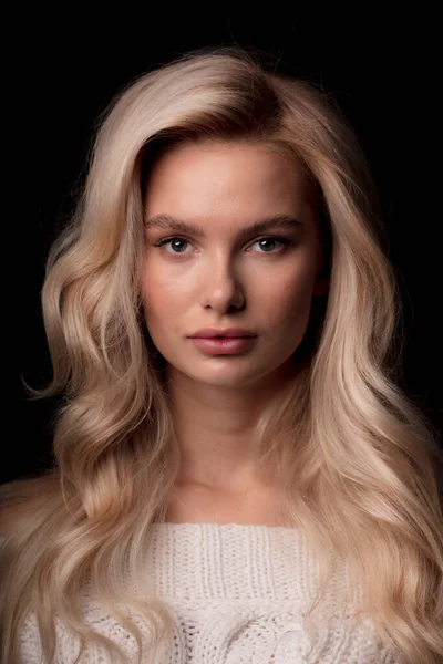 Blondes Haar Weibliches Modell Posiert Vor Der Kamera — Stockfoto