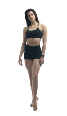 Beyaz arka planda spor giyimli genç bir kadın.