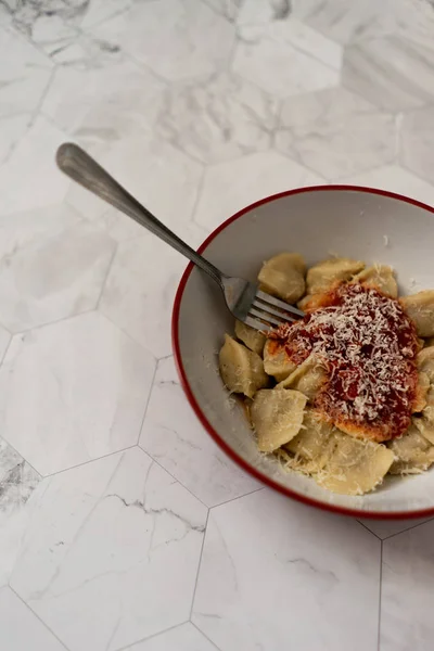 mermer arka planda çatal ile seramik plaka içinde Italyan domates sosu ve parmesan ile köfte