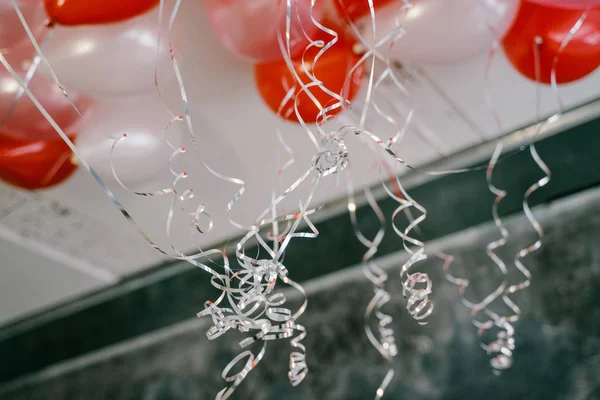 Stos Pięknych Kolorowych Balonów Pobliżu Sufitu Koncepcja Urodzin — Zdjęcie stockowe