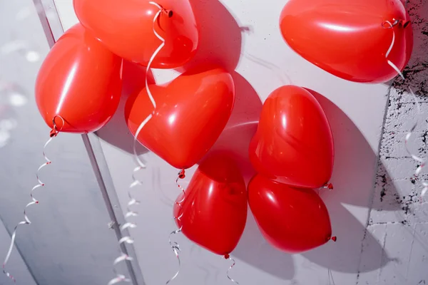 Pila Hermosos Globos Corazón Rojo Cerca Del Techo Concepto Cumpleaños — Foto de Stock