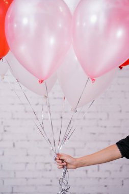arka plan, Doğum günü kavramı duvar renkli balonlar tutan kadın el 