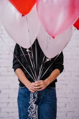 renkli balonlar tutan genç kadın, Doğum günü kavramı 