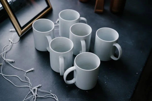 gri pencere eşik üzerinde içecekler için temiz beyaz kupalar, ofiste kahve zamanı kavramı 