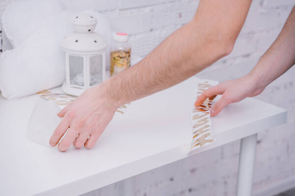 мужчины ручной работы декоративные золотые буквы на день рождения, крупным планом
