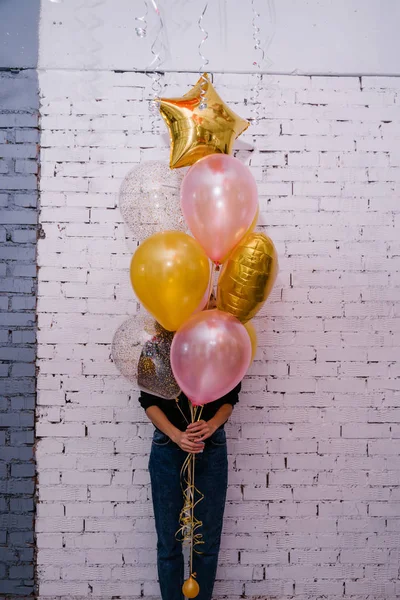 Mujer Joven Sosteniendo Globos Colores Posando Sobre Fondo Estudio Pared — Foto de Stock