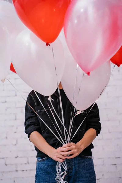 Mujer Joven Sosteniendo Globos Colores Concepto Cumpleaños — Foto de Stock